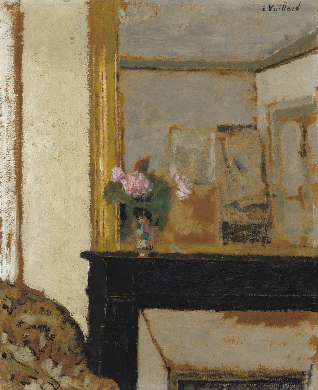 Quadro decorativo do artista Édouard Vuillard, mostrando um interior com flores cor-de-rosa em um vaso sobre uma lareira escura, com um espelho dourado refletindo o ambiente e um canto de poltrona estampada.