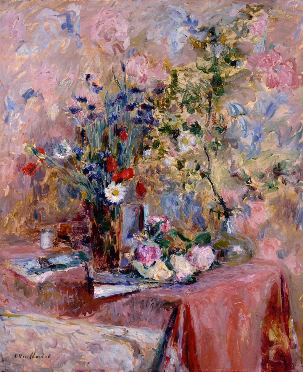 Quadro decorativo com pintura a óleo de arranjo floral em tons pastéis e vibrantes, com rosas e outras flores em um vaso e sobre uma mesa coberta por uma toalha rosa. Estilo impressionista com pinceladas visíveis. Assinatura de Vuillard no canto inferior esquerdo.