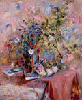 Quadro decorativo com pintura a óleo de arranjo floral em tons pastéis e vibrantes, com rosas e outras flores em um vaso e sobre uma mesa coberta por uma toalha rosa. Estilo impressionista com pinceladas visíveis. Assinatura de Vuillard no canto inferior esquerdo.
