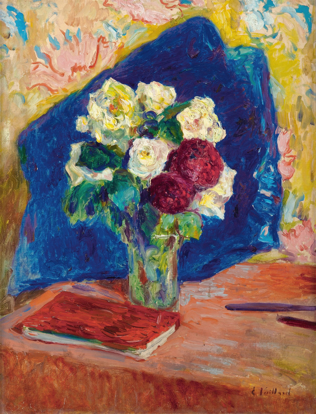 Quadro decorativo colorido de Édouard Vuillard, intitulado Rosas em Vaso, exibindo um vaso de flores com rosas brancas e vermelhas, um livro vermelho e um fundo vibrante azul e amarelo.