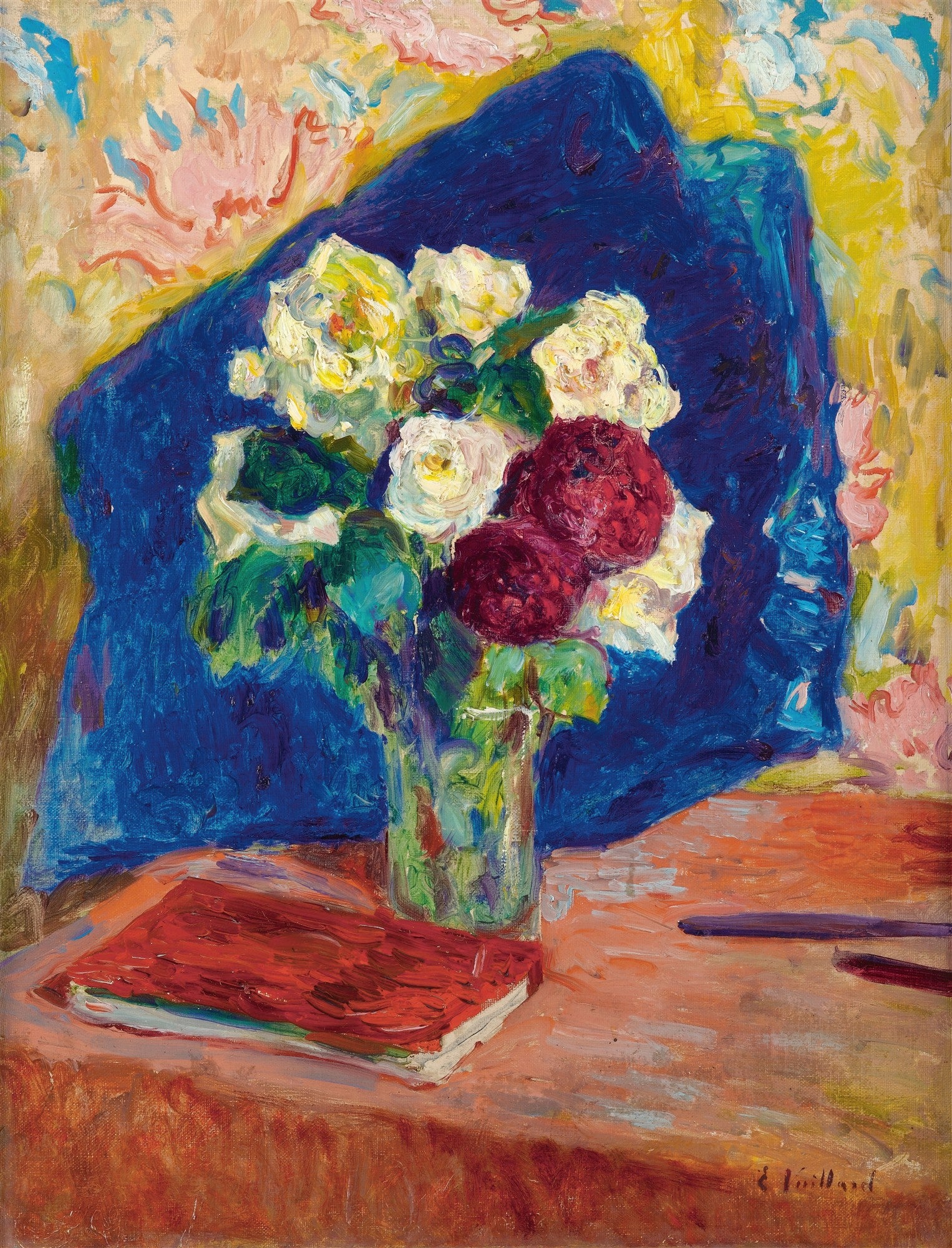 Quadro decorativo colorido de Édouard Vuillard, intitulado Rosas em Vaso, exibindo um vaso de flores com rosas brancas e vermelhas, um livro vermelho e um fundo vibrante azul e amarelo.