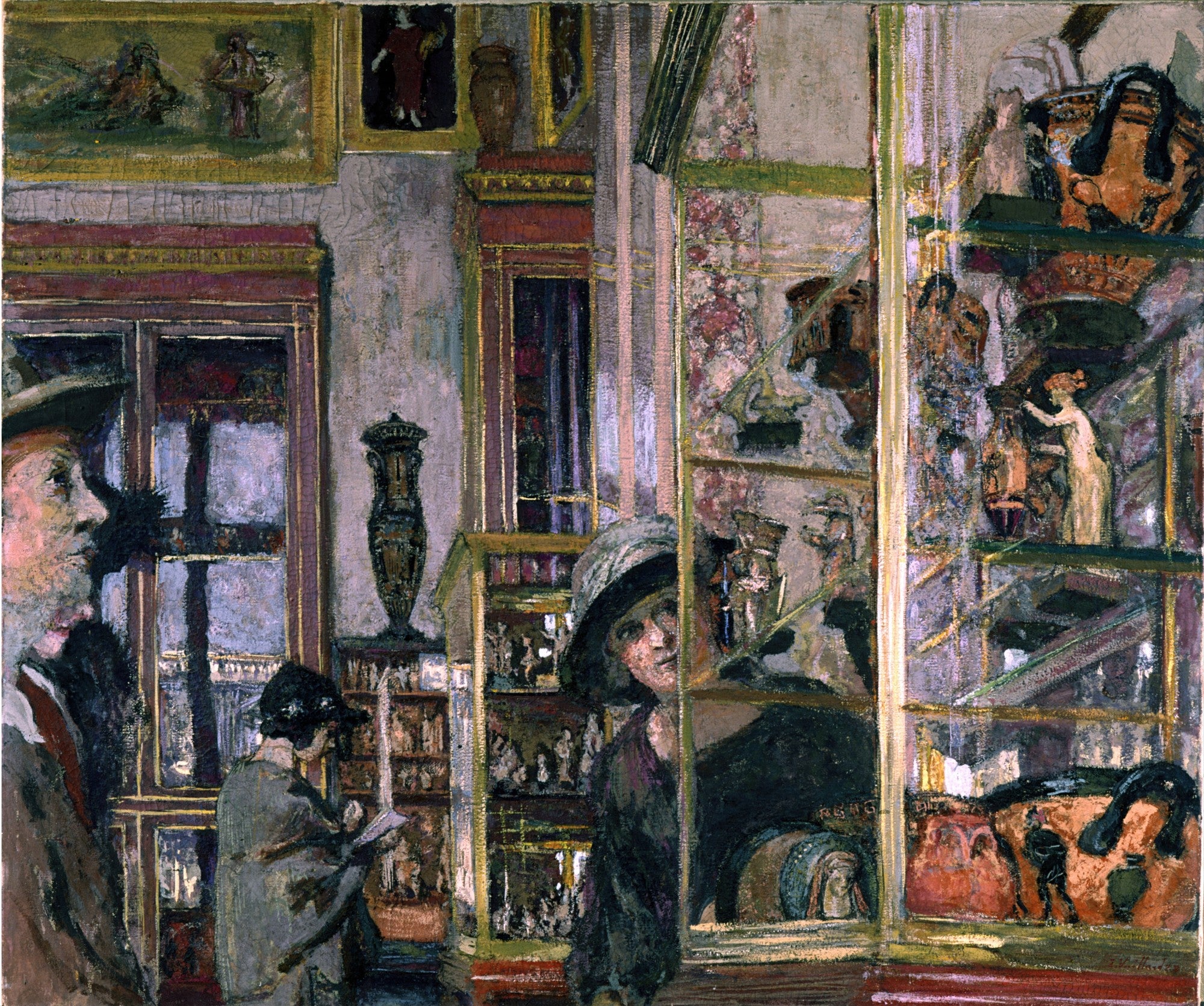 Uma pintura de Édouard Vuillard, 'A Loja de Antiguidades', retratando pessoas em um ambiente interno cheio de objetos e artefatos, com reflexos nos vidros, em tons terrosos e azulados.