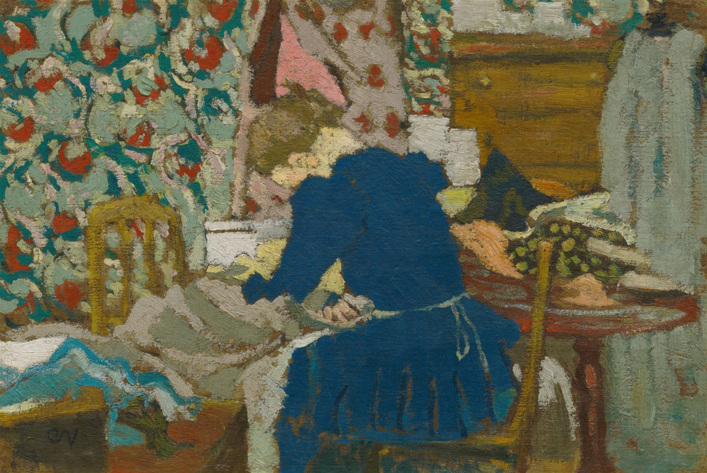 Quadro decorativo mostrando uma mulher de costas, vestindo um vestido azul, sentada em uma cadeira, absorta em costurar. O ambiente é um interior com papéis de parede florais e móveis de madeira, em estilo pós-impressionista com pinceladas visíveis.