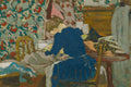 Quadro decorativo mostrando uma mulher de costas, vestindo um vestido azul, sentada em uma cadeira, absorta em costurar. O ambiente é um interior com papéis de parede florais e móveis de madeira, em estilo pós-impressionista com pinceladas visíveis.
