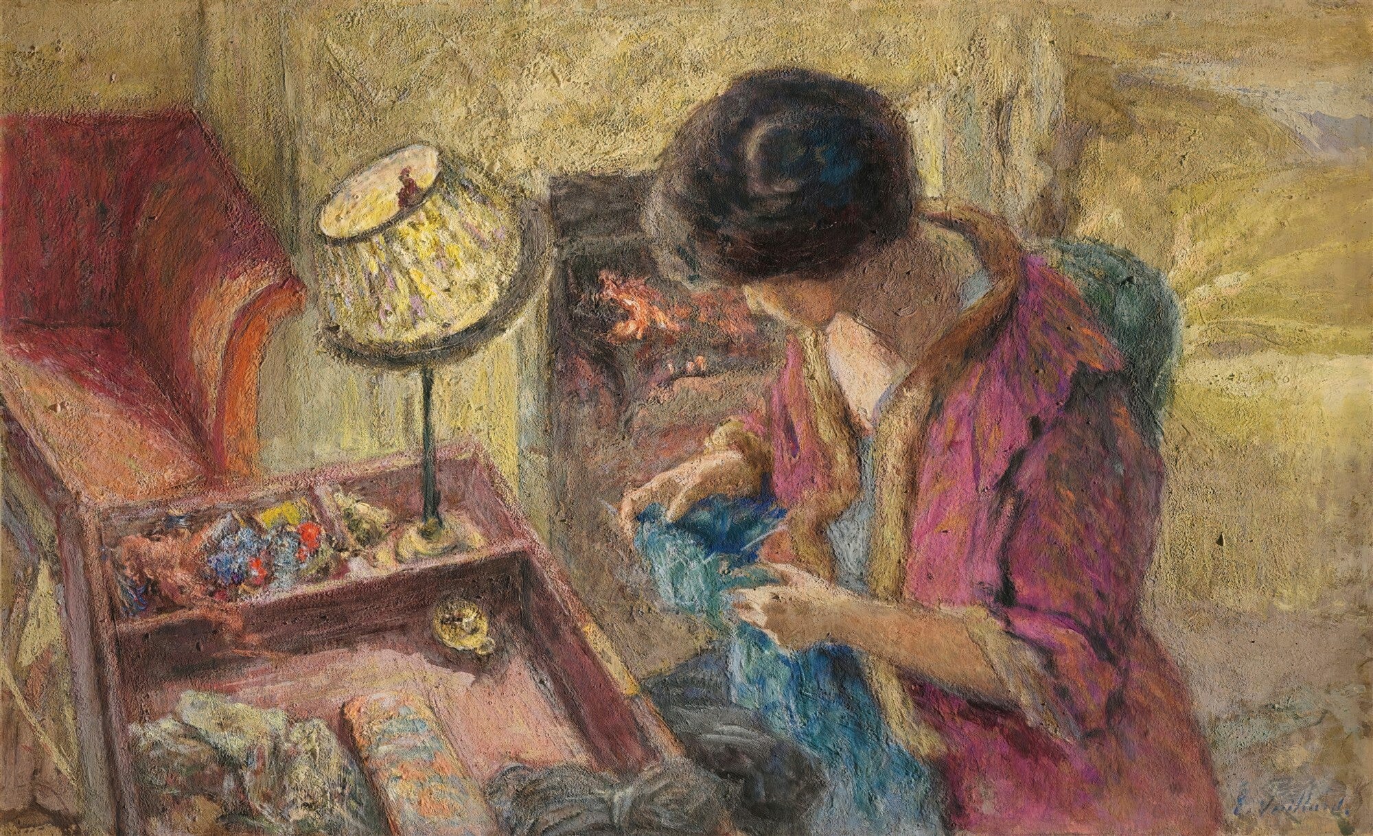 Quadro decorativo mostrando uma mulher em trajes rosados, de costas, costurando ao lado de um abajur aceso e uma lareira, com um baú de costura aberto à frente. O estilo remete a Édouard Vuillard, com cores suaves e textura.
