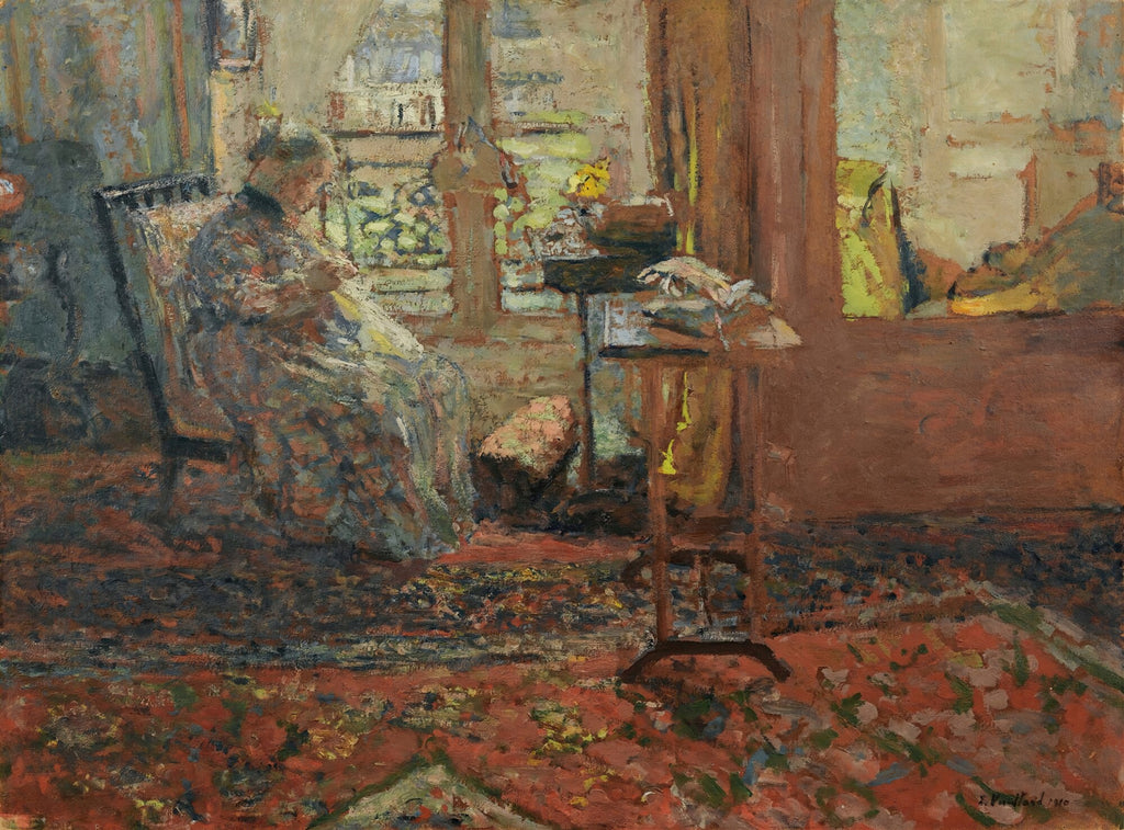 Quadro decorativo com pintura de Édouard Vuillard, 'A Costureira', mostrando uma mulher sentada em uma cadeira, costurando em um ambiente doméstico com luz natural vinda de uma janela, em tons terrosos e pinceladas texturizadas.