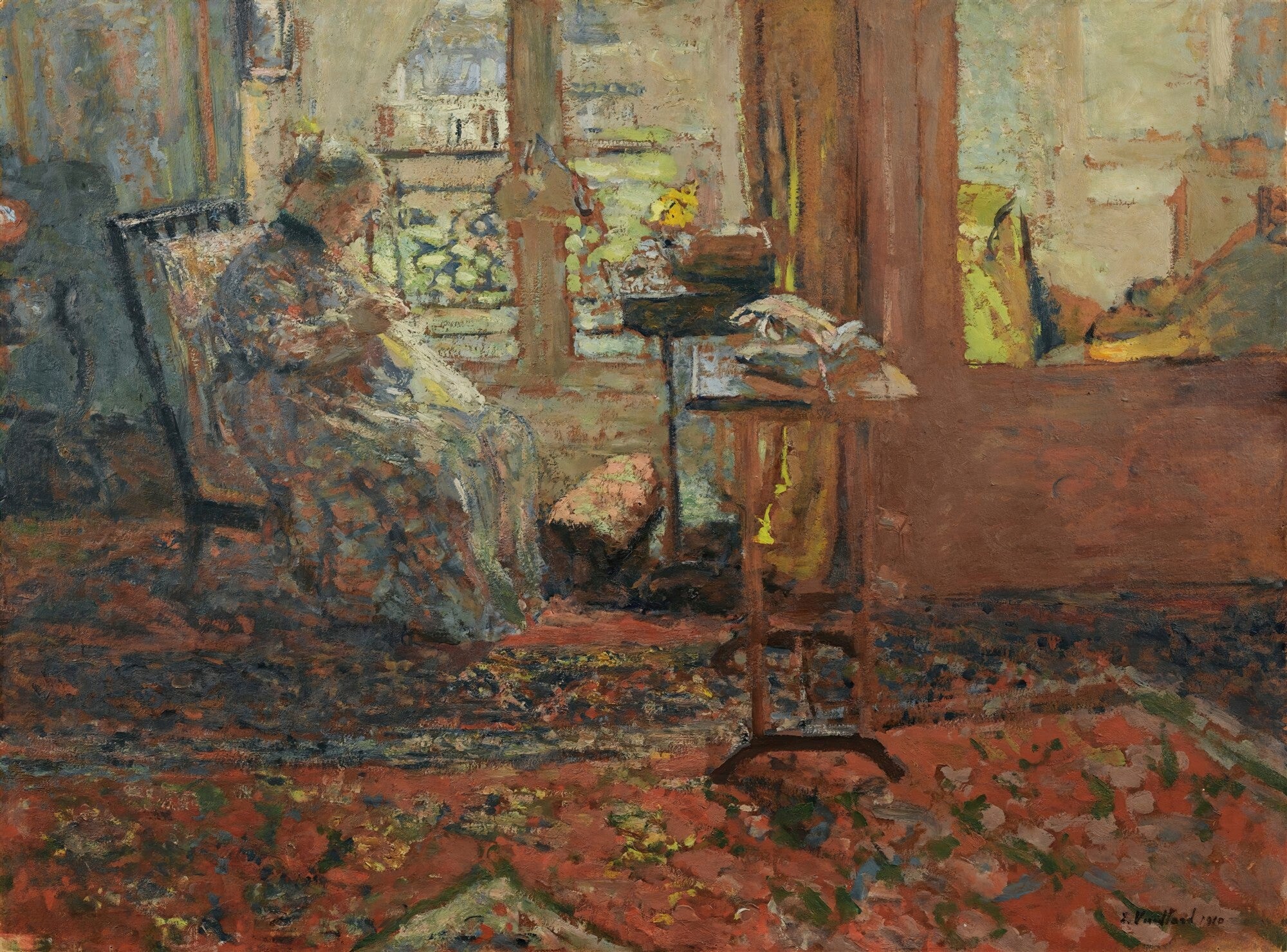 Quadro decorativo com pintura de Édouard Vuillard, 'A Costureira', mostrando uma mulher sentada em uma cadeira, costurando em um ambiente doméstico com luz natural vinda de uma janela, em tons terrosos e pinceladas texturizadas.