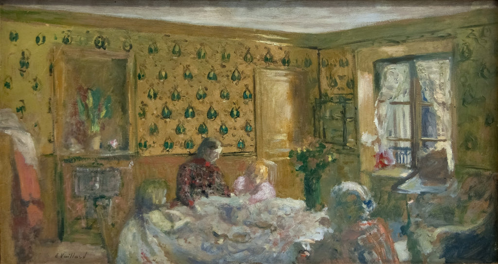 Quadro a óleo de Édouard Vuillard, cena de interior com quatro figuras sentadas ao redor de uma mesa, sala com papel de parede estampado em tons de amarelo e verde, janela com cortinas brancas, lareira e vaso de flores.