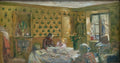 Quadro a óleo de Édouard Vuillard, cena de interior com quatro figuras sentadas ao redor de uma mesa, sala com papel de parede estampado em tons de amarelo e verde, janela com cortinas brancas, lareira e vaso de flores.