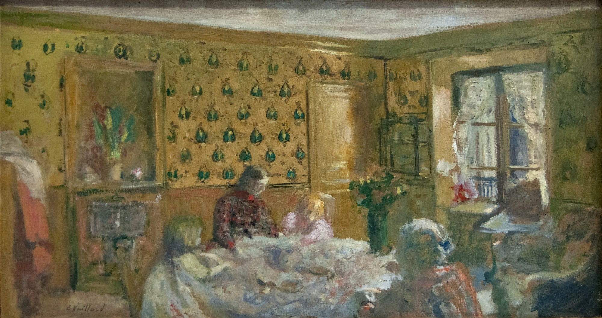 Quadro a óleo de Édouard Vuillard, cena de interior com quatro figuras sentadas ao redor de uma mesa, sala com papel de parede estampado em tons de amarelo e verde, janela com cortinas brancas, lareira e vaso de flores.