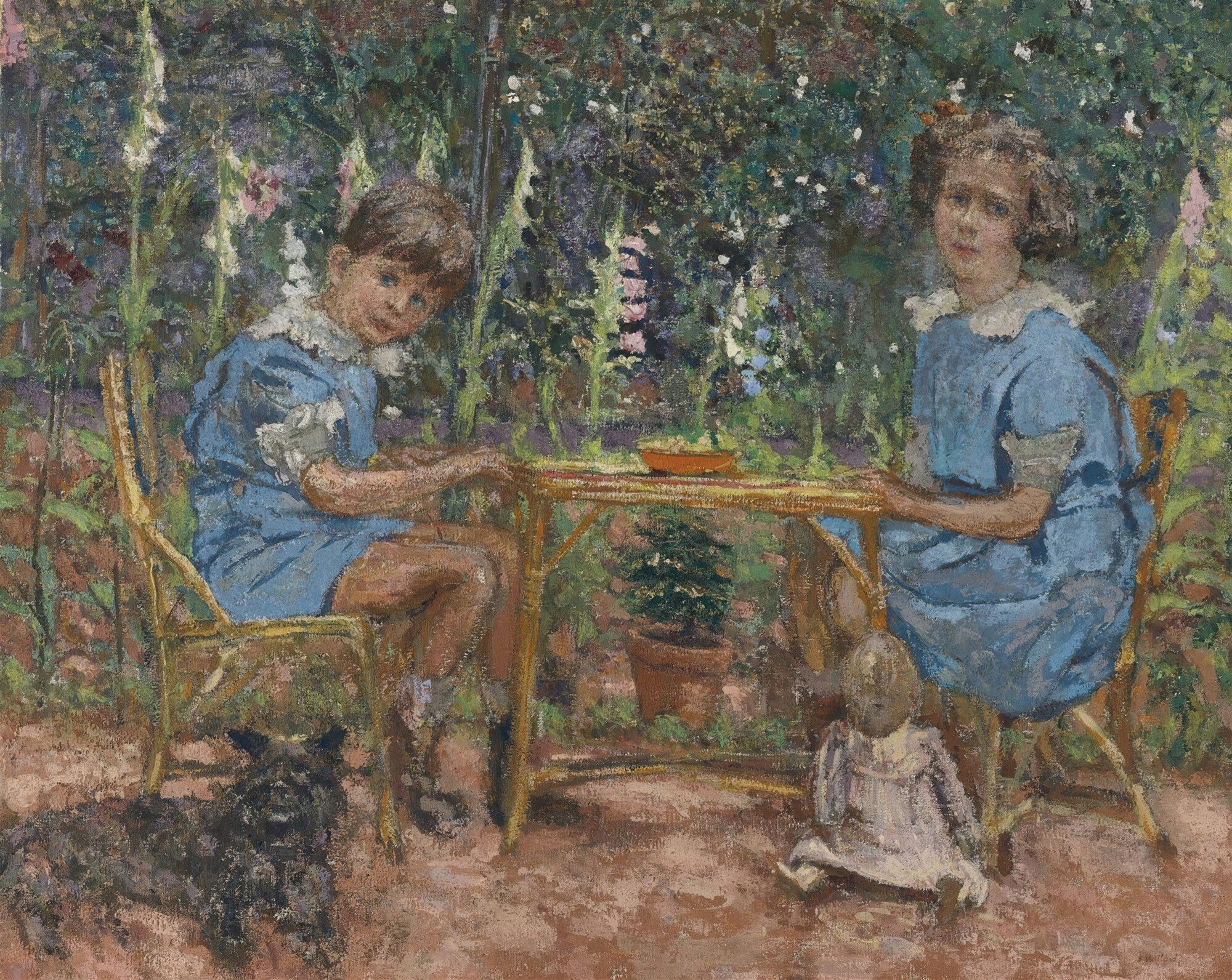Quadro decorativo mostrando duas crianças sentadas em cadeiras em um jardim exuberante, com folhagens verdes e flores. Uma criança brinca na mesa, a outra olha para frente. Um cachorro escuro está no chão e uma boneca está sentada perto da criança da direita. A pintura tem um estilo pós-impressionista com pinceladas visíveis.