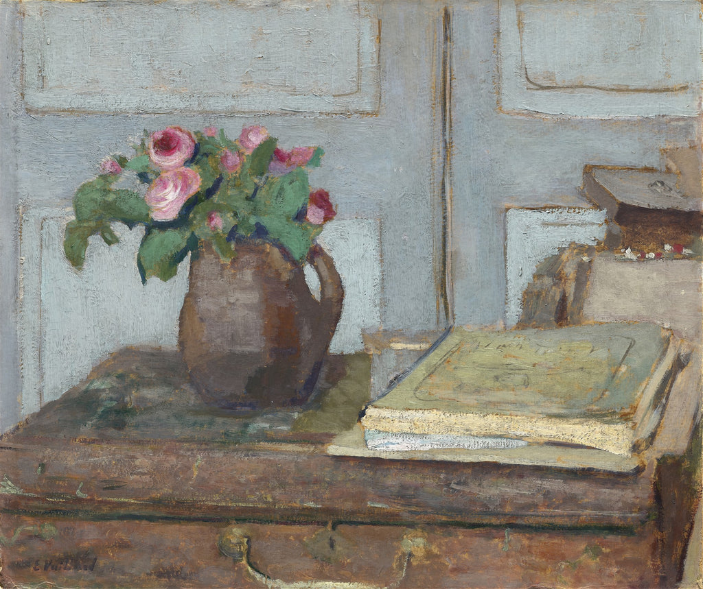 Quadro a óleo de Édouard Vuillard, 'Rosas e Livros', com um jarro de rosas cor-de-rosa e verdes e livros empilhados sobre uma cômoda de madeira escura, contra um fundo azul-acinzentado.