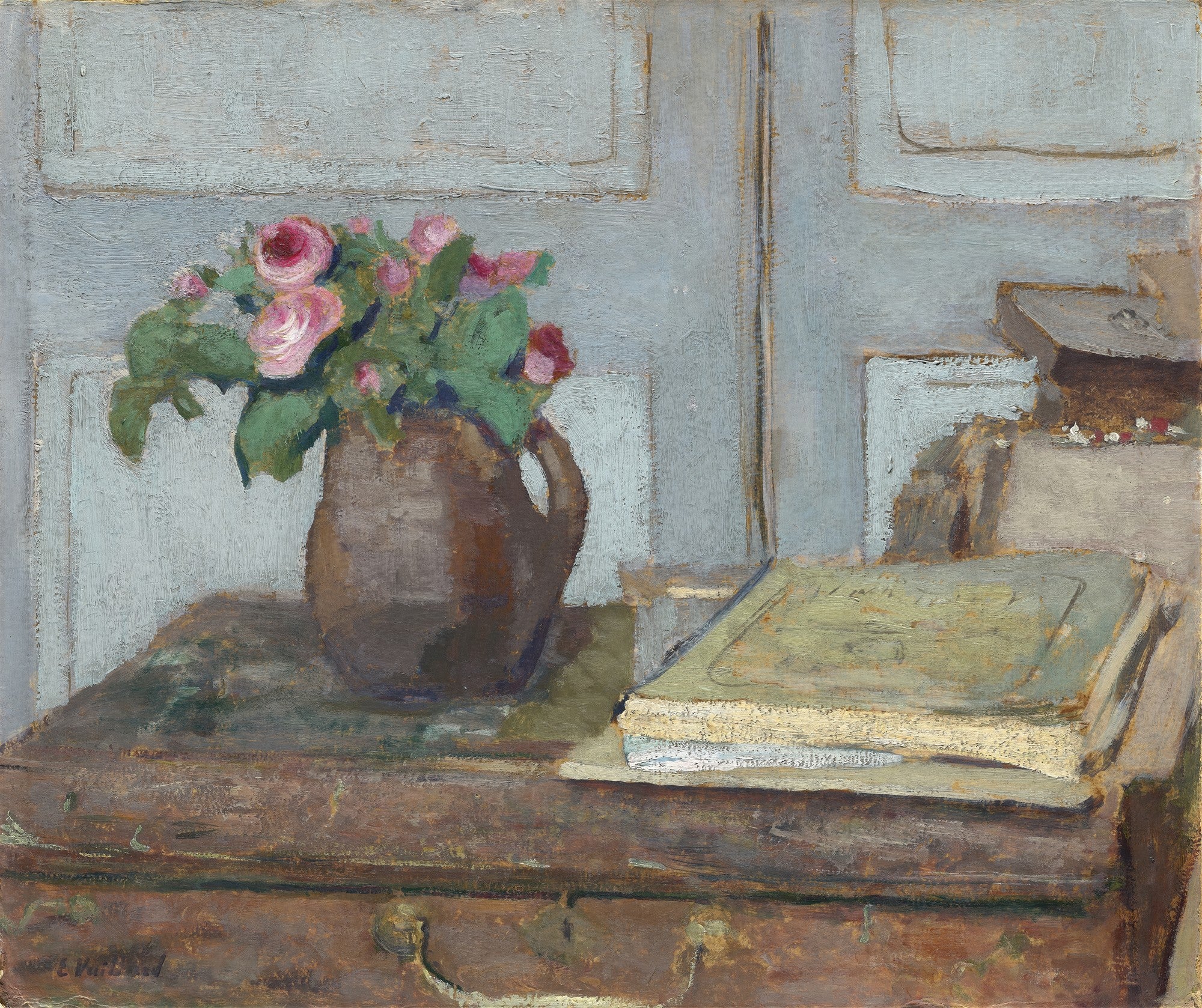Quadro a óleo de Édouard Vuillard, 'Rosas e Livros', com um jarro de rosas cor-de-rosa e verdes e livros empilhados sobre uma cômoda de madeira escura, contra um fundo azul-acinzentado.