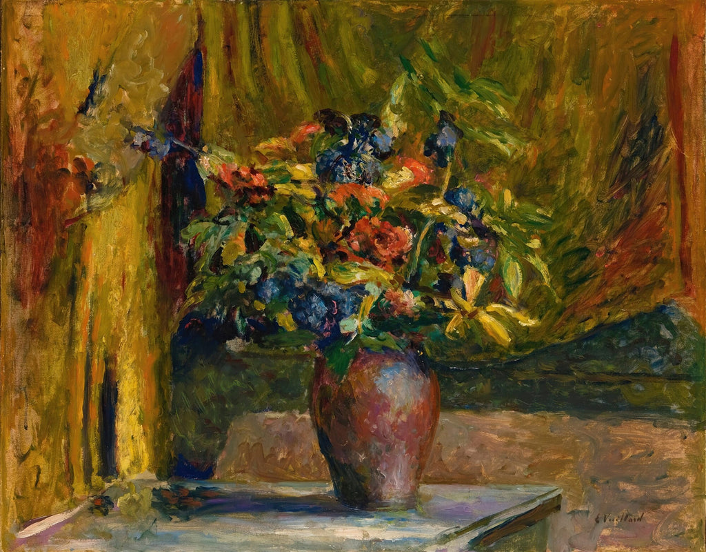 Quadro decorativo com vaso de flores de Édouard Vuillard, exibindo um arranjo floral exuberante em tons de azul, vermelho, amarelo e verde, sobre um fundo amarelado e cortinas.