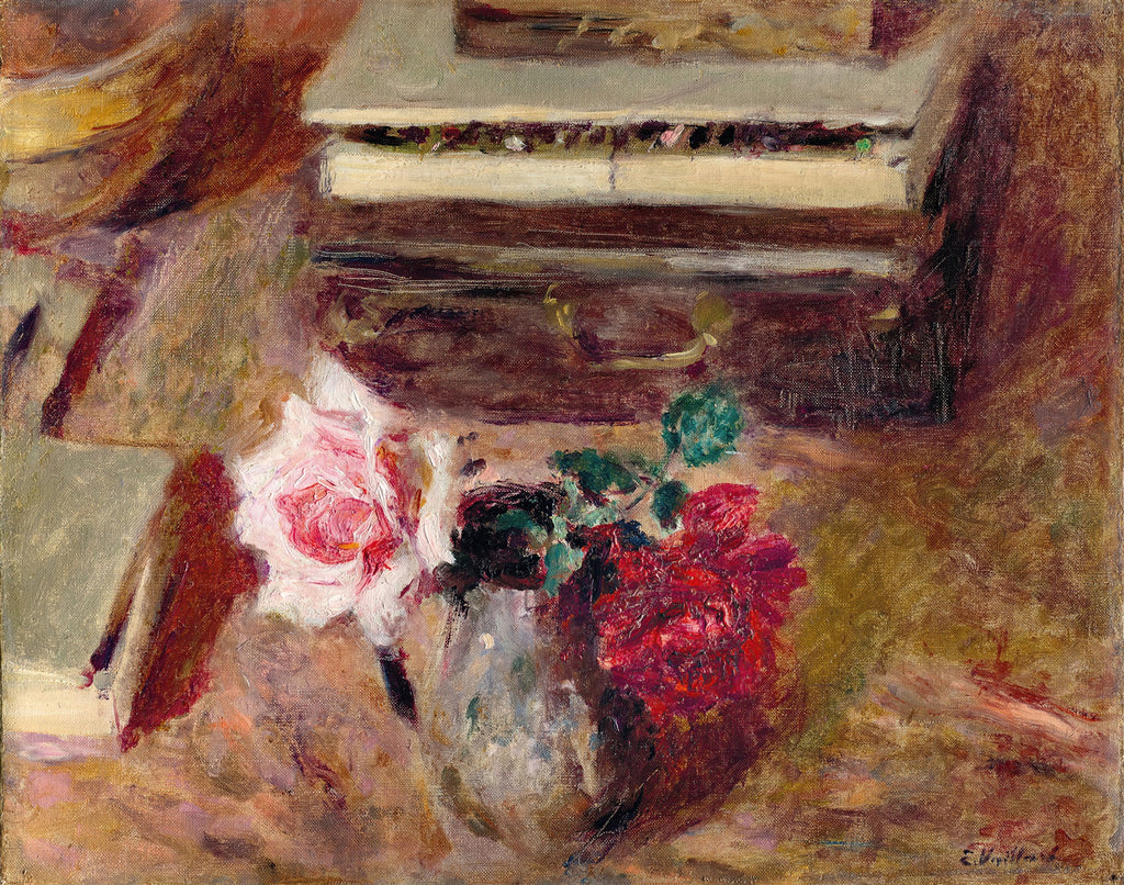Quadro decorativo com pintura a óleo de Édouard Vuillard, representando um piano com um vaso de rosas em tons de vermelho e rosa, em um ambiente intimista e quente.