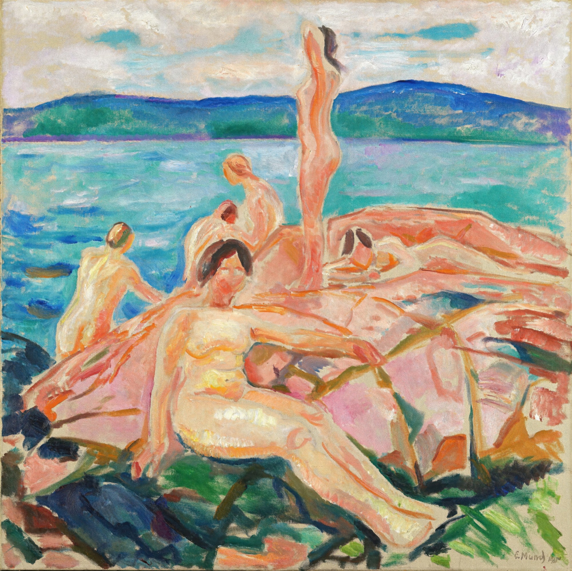 Quadro decorativo "Banho de Sol" de Edvard Munch, representando várias figuras nuas à beira-mar em tons quentes e azuis, com montanhas ao fundo.