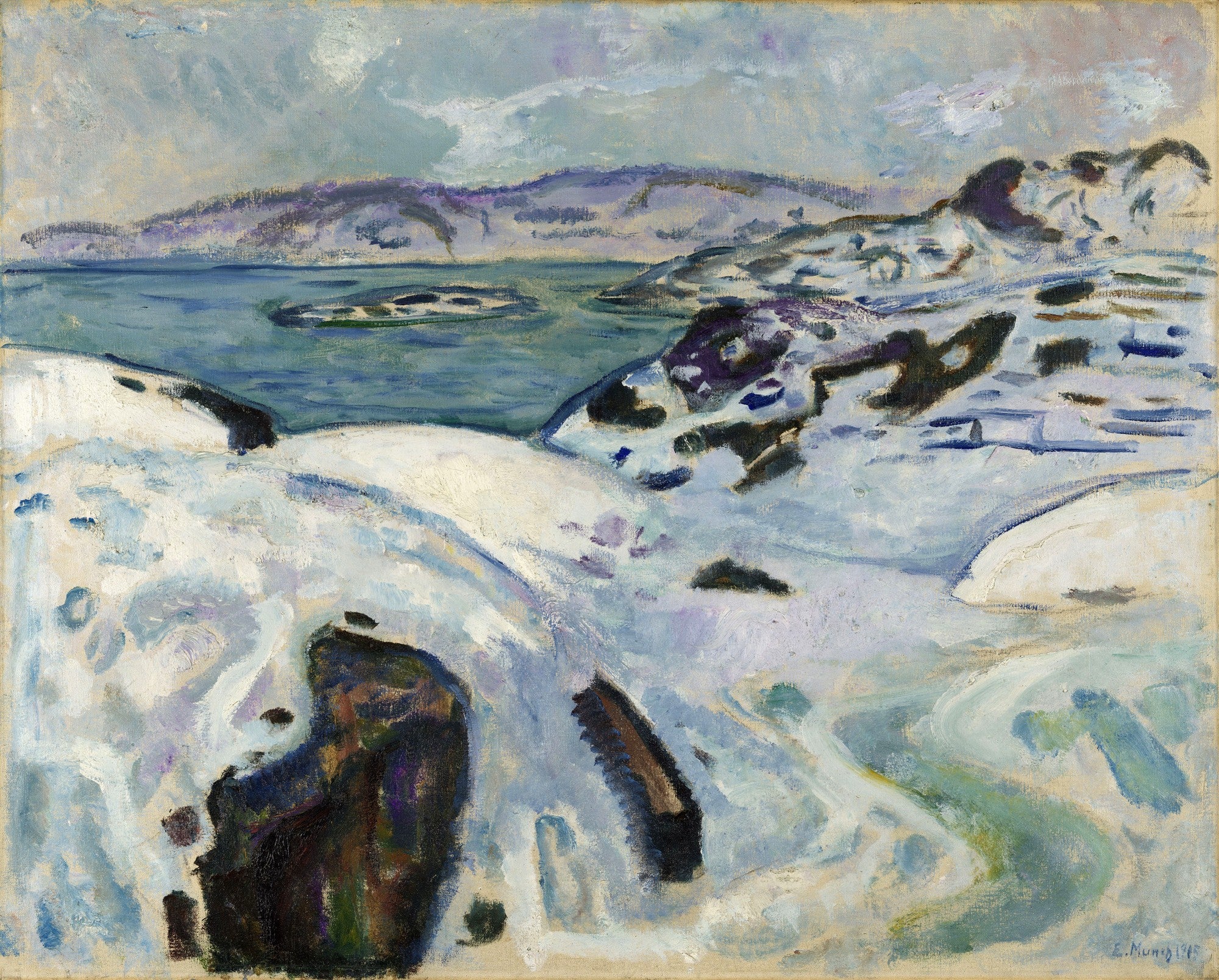Quadro decorativo mostrando uma paisagem de inverno com neve cobrindo rochas à beira-mar, com montanhas distantes sob um céu nublado, em tons de azul, branco e roxo. Assinado por Edvard Munch.