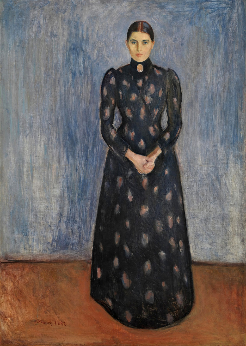 Quadro decorativo "A Senhora em Preto" de Edvard Munch, retratando uma mulher de vestido escuro com estampa discreta, em pé, mãos entrelaçadas, contra um fundo azul acinzentado e chão terroso.
