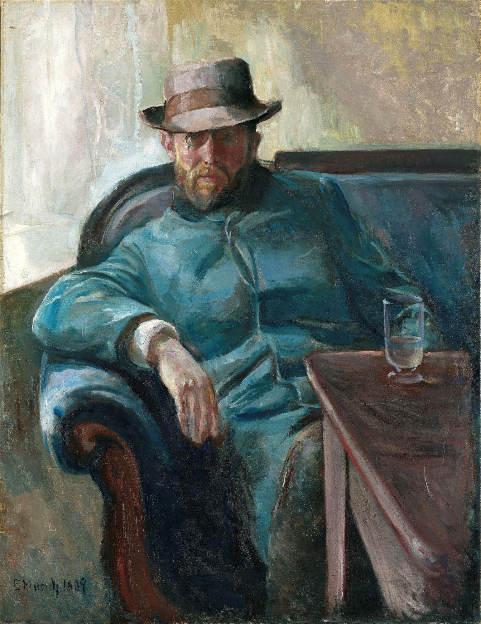 Pintura a óleo de Edvard Munch, 'Autorretrato com Chapéu', mostrando o artista sentado, usando chapéu e monóculo, em tons de azul e marrom, com uma taça de água ao lado.