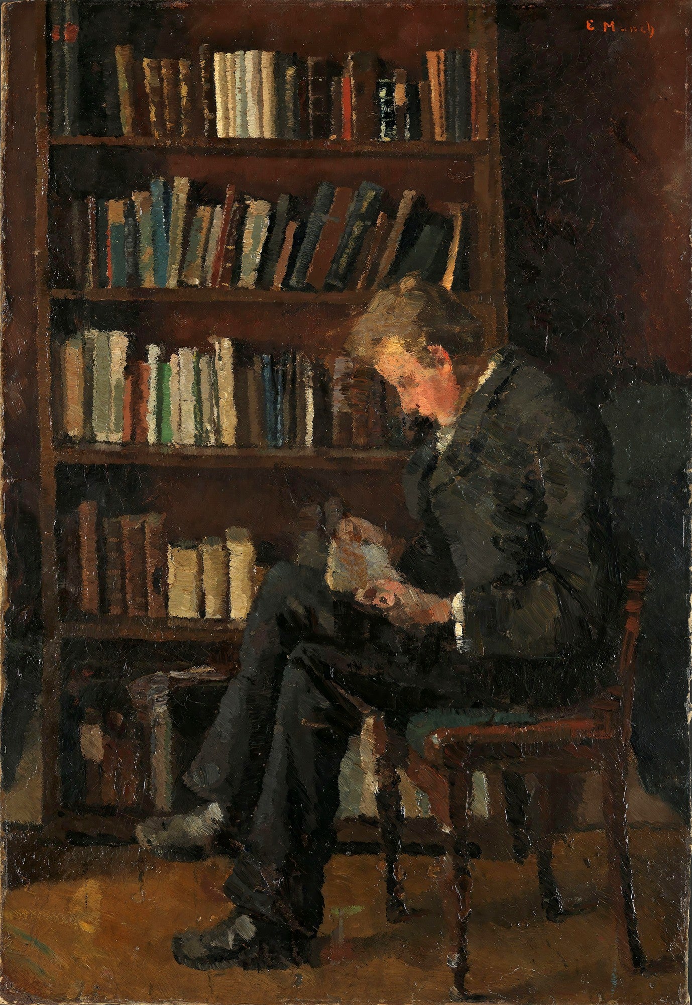 Pintura a óleo de Edvard Munch, 'Homem Lendo', retratando um homem sentado, absorto na leitura de um livro, ao lado de uma estante repleta de livros. A cena é intimista e iluminada por uma luz suave, predominando tons terrosos e escuros, com pinceladas visíveis que conferem textura à obra.