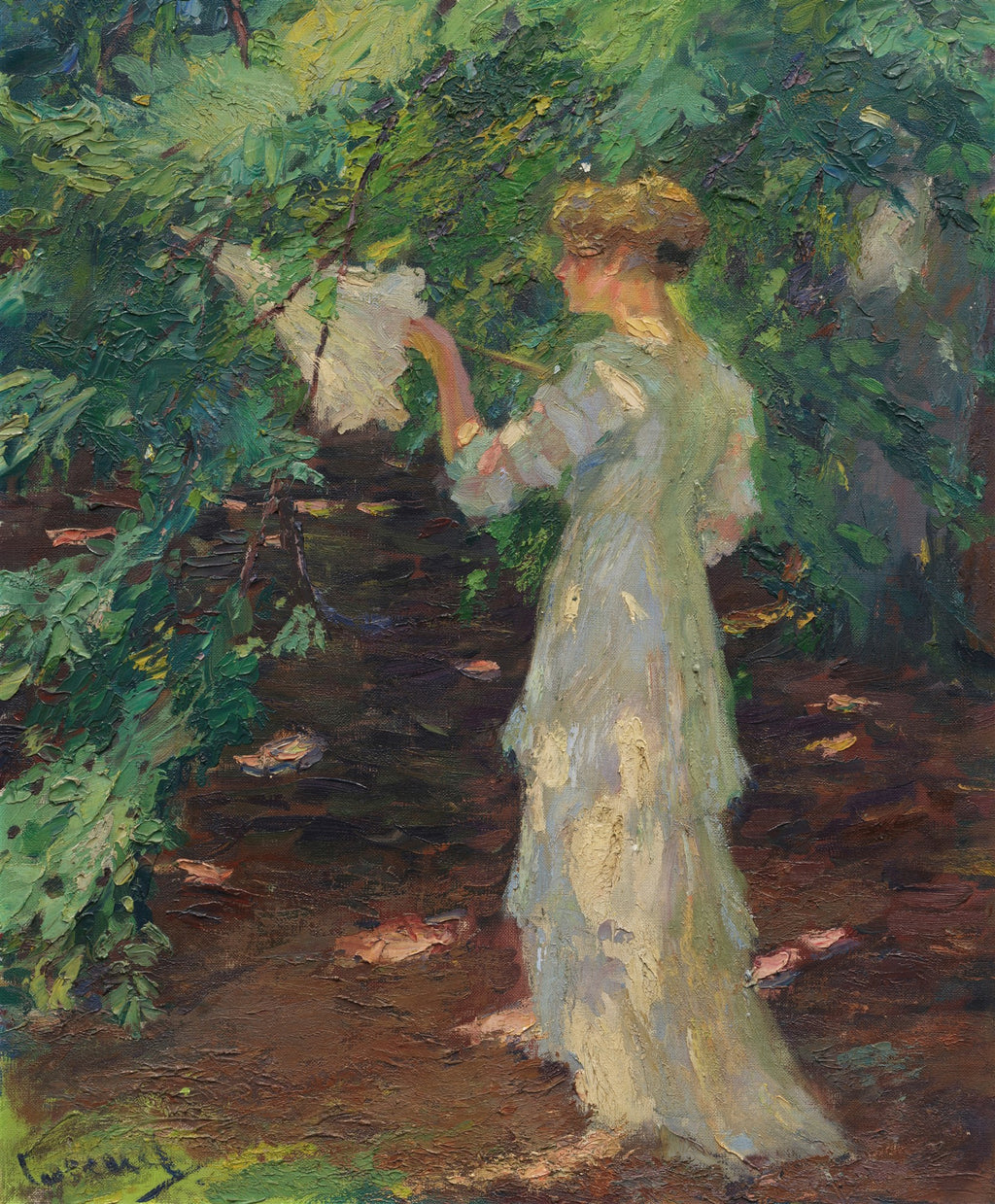 Quadro decorativo mostrando uma mulher de costas, vestindo um vestido claro e segurando um guarda-sol, caminhando sob árvores com folhagens verdes e densas. A luz do sol filtra-se pelas folhas, criando um jogo de luz e sombra no chão. A pincelada é visivelmente texturizada, característica do impressionismo.