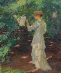 Quadro decorativo mostrando uma mulher de costas, vestindo um vestido claro e segurando um guarda-sol, caminhando sob árvores com folhagens verdes e densas. A luz do sol filtra-se pelas folhas, criando um jogo de luz e sombra no chão. A pincelada é visivelmente texturizada, característica do impressionismo.