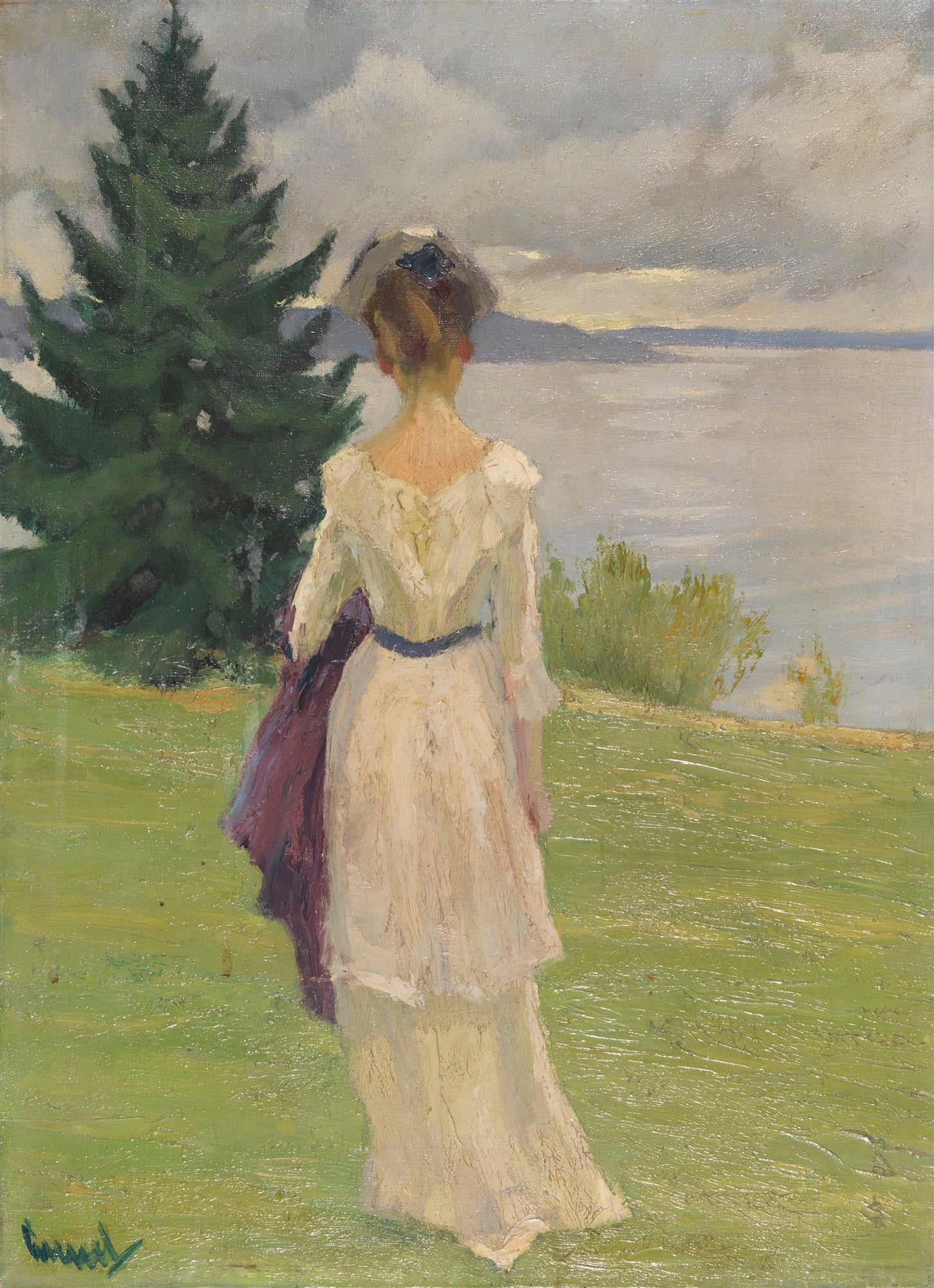 Mulher de costas em vestido creme, olhando para um lago com montanhas distantes e um pinheiro à esquerda, obra de Edward Cucuel.
