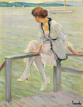Quadro decorativo de uma mulher sentada em um cais, olhando para a água. A mulher está vestindo um vestido claro e casaco. O estilo da pintura é impressionista, com pinceladas visíveis e cores suaves. Há barcos ao fundo em um lago ou mar.