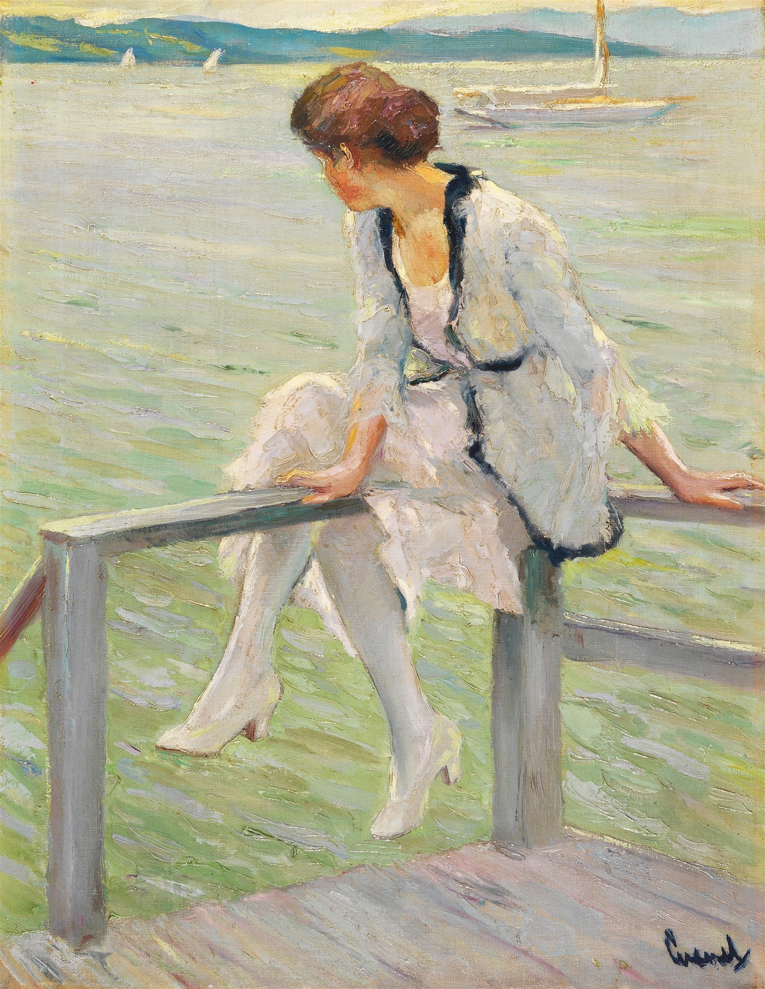 Quadro decorativo de uma mulher sentada em um cais, olhando para a água. A mulher está vestindo um vestido claro e casaco. O estilo da pintura é impressionista, com pinceladas visíveis e cores suaves. Há barcos ao fundo em um lago ou mar.