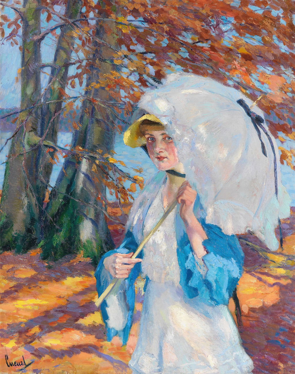 Pintura a óleo de Edward Cucuel, Mulher com Guarda-Sol, retratando uma mulher elegante em um cenário outonal com árvores e um lago ao fundo. As folhas das árvores são em tons de laranja e marrom, e a mulher usa um vestido branco com detalhes em azul, segurando um guarda-sol branco. A luz do sol incide sobre ela e o chão.