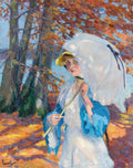 Pintura a óleo de Edward Cucuel, Mulher com Guarda-Sol, retratando uma mulher elegante em um cenário outonal com árvores e um lago ao fundo. As folhas das árvores são em tons de laranja e marrom, e a mulher usa um vestido branco com detalhes em azul, segurando um guarda-sol branco. A luz do sol incide sobre ela e o chão.