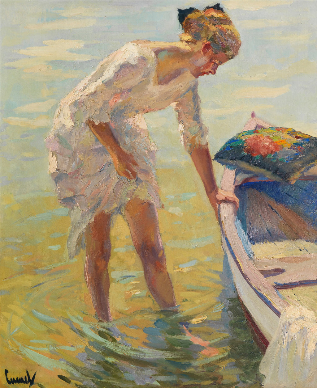 Pintura a óleo de Edward Cucuel mostrando uma jovem mulher de vestido branco, com os pés na água, segurando um barco. A luz do sol reflete na água, criando um ambiente sereno e dourado.