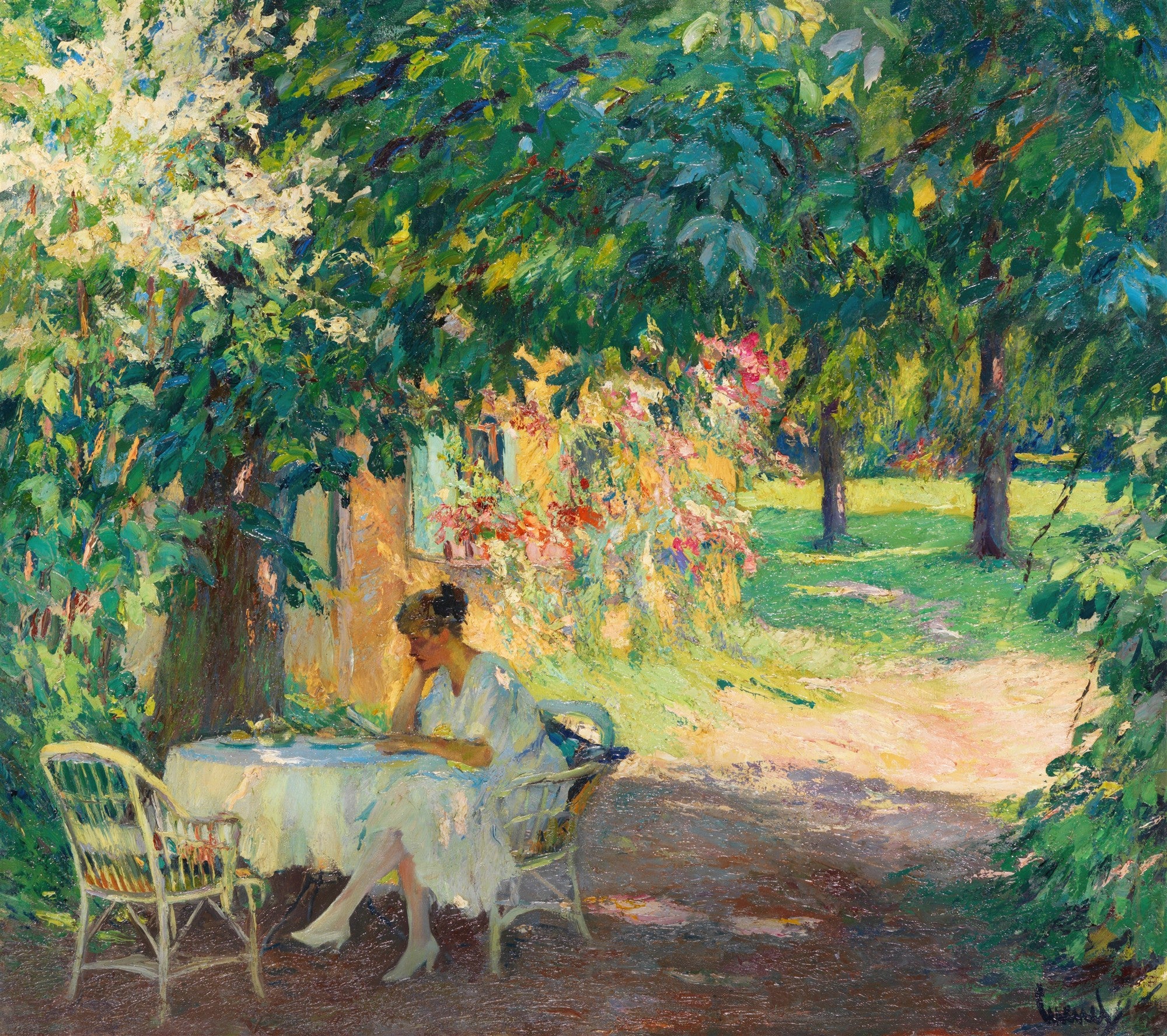 Quadro decorativo mostrando uma mulher lendo em um jardim ensolarado, sob a sombra de uma árvore florida, com pinceladas vibrantes e cores quentes, estilo Edward Cucuel.