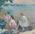 Pintura de Edward Cucuel retratando duas mulheres elegantemente vestidas à beira de um lago. Uma está sentada em uma cadeira de vime sob um guarda-sol verde, e a outra sentada em um banco de pedra, ambas observando barcos à vela ao longe. A cena é luminosa e tranquila, com folhas verdes penduradas no canto superior esquerdo e flores coloridas ao redor das figuras.