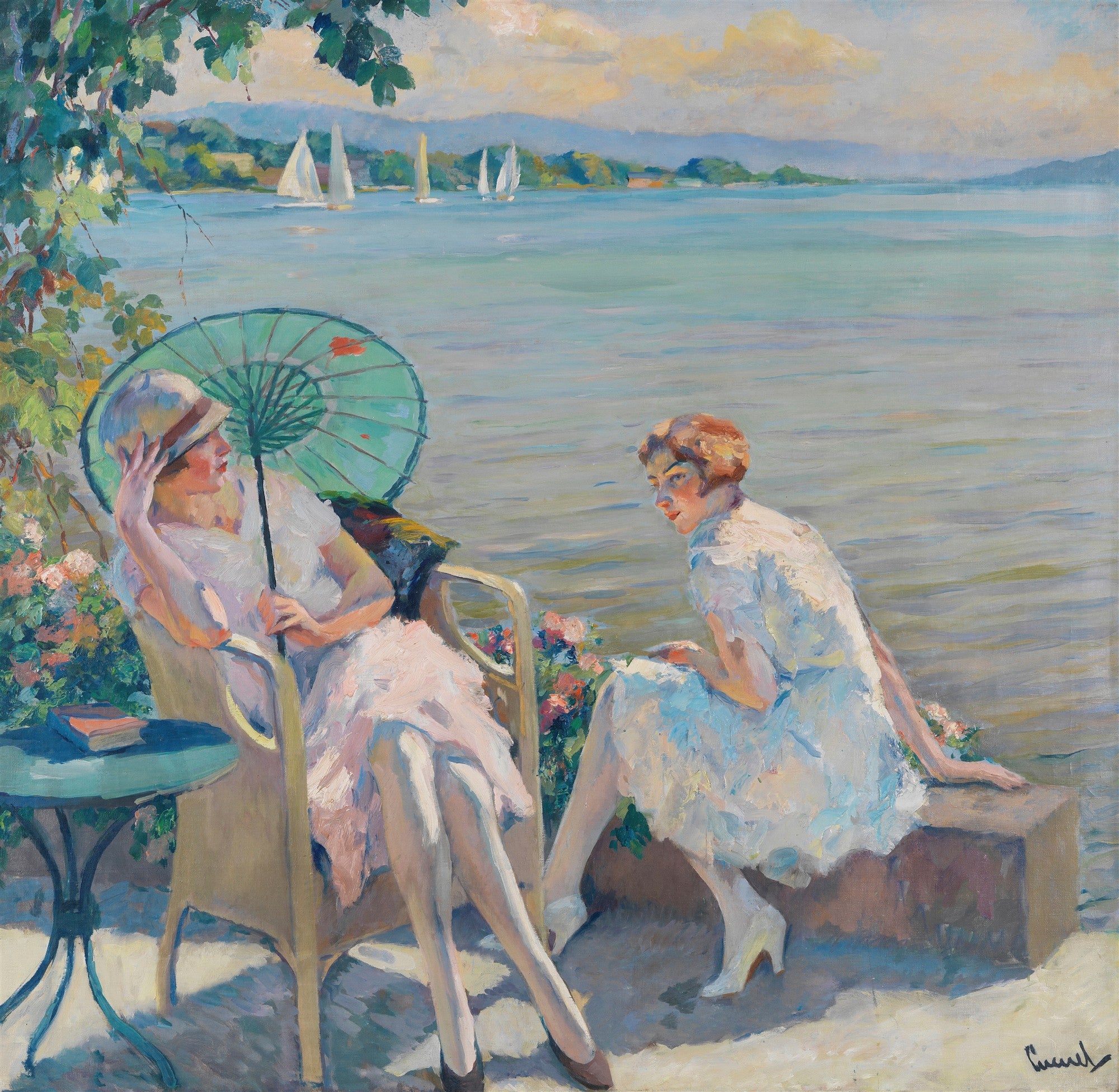 Pintura de Edward Cucuel retratando duas mulheres elegantemente vestidas à beira de um lago. Uma está sentada em uma cadeira de vime sob um guarda-sol verde, e a outra sentada em um banco de pedra, ambas observando barcos à vela ao longe. A cena é luminosa e tranquila, com folhas verdes penduradas no canto superior esquerdo e flores coloridas ao redor das figuras.