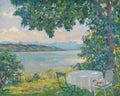 Pintura de Edward Cucuel mostrando uma cena de verão com uma mesa e cadeiras sob a sombra de uma árvore, com um lago e montanhas ao fundo. Predominam tons de verde, azul e branco.