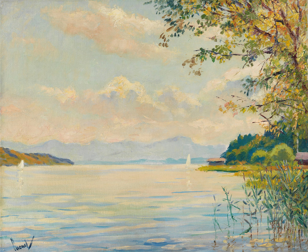 Pintura a óleo de uma paisagem lacustre com montanhas distantes, um lago calmo com barcos à vela e vegetação à direita e nuvens no céu.