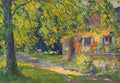 Pintura a óleo de Edward Cucuel, mostrando uma casa amarela com janelas azuis, parcialmente obscurecida por uma grande árvore com folhagem verde e amarela vibrante. Há um caminho de terra que leva à casa, e o sol ilumina a cena com manchas de luz.