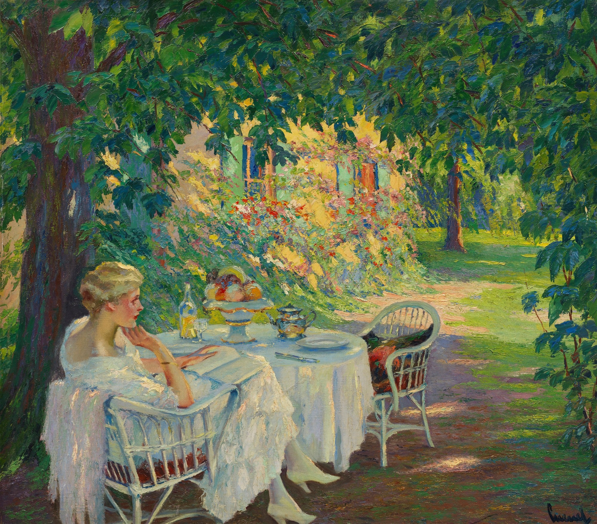 Quadro decorativo mostrando uma mulher loira lendo em um jardim exuberante, com uma mesa de chá e frutas ao lado, sob a sombra de uma árvore, em um estilo impressionista. A luz do sol ilumina a folhagem e uma casa ao fundo.