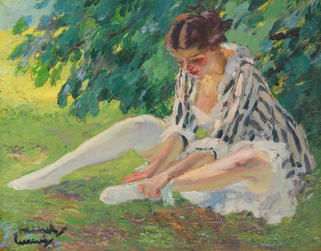 Quadro decorativo mostrando uma mulher jovem de perfil, sentada na grama, sob a sombra de uma árvore, com a cabeça baixa e concentrada. Ela veste roupas claras e listradas, e o fundo é um jardim verde e amarelo. A obra é de Edward Cucuel.