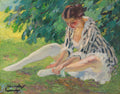 Quadro decorativo mostrando uma mulher jovem de perfil, sentada na grama, sob a sombra de uma árvore, com a cabeça baixa e concentrada. Ela veste roupas claras e listradas, e o fundo é um jardim verde e amarelo. A obra é de Edward Cucuel.