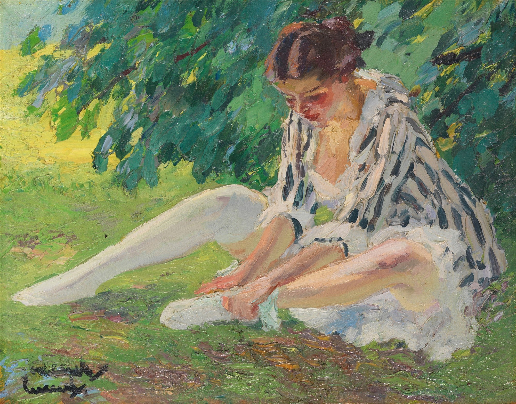 Quadro decorativo mostrando uma mulher jovem de perfil, sentada na grama, sob a sombra de uma árvore, com a cabeça baixa e concentrada. Ela veste roupas claras e listradas, e o fundo é um jardim verde e amarelo. A obra é de Edward Cucuel.