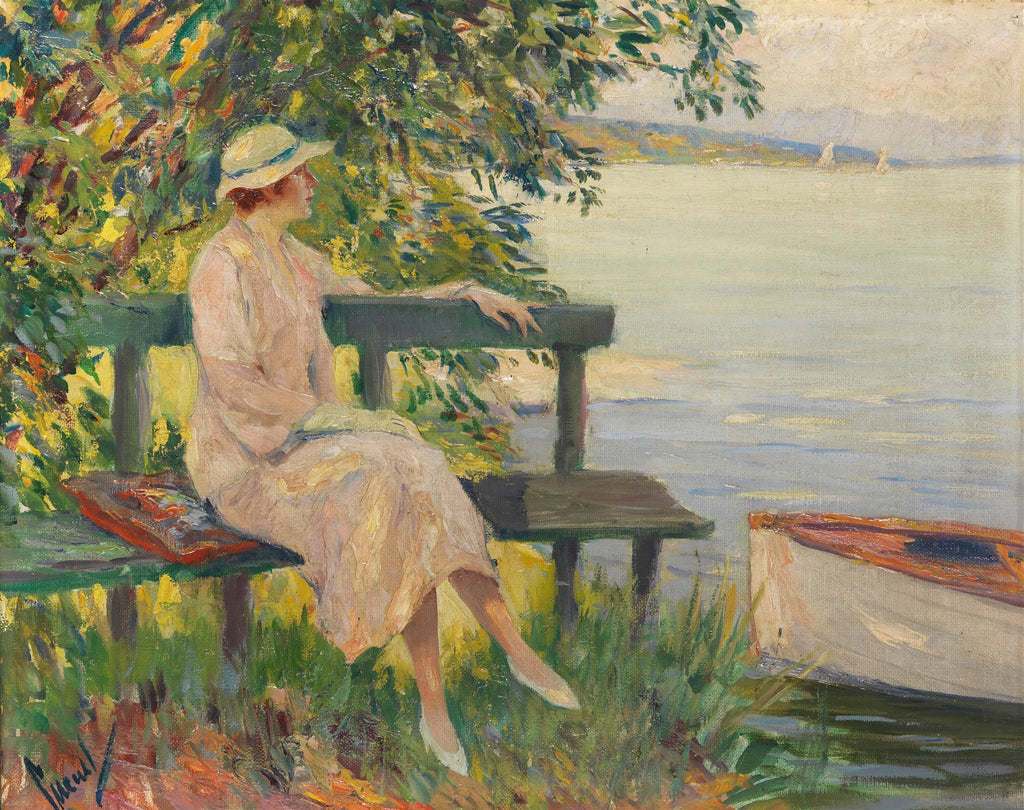 Mulher sentada em um banco verde à beira de um lago, com um chapéu de palha e vestido claro, observando a água. A cena é vibrante e iluminada, com folhagem densa e colorida ao redor. Um barco repousa na margem. Obra de Edward Cucuel.
