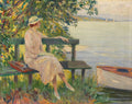 Mulher sentada em um banco verde à beira de um lago, com um chapéu de palha e vestido claro, observando a água. A cena é vibrante e iluminada, com folhagem densa e colorida ao redor. Um barco repousa na margem. Obra de Edward Cucuel.