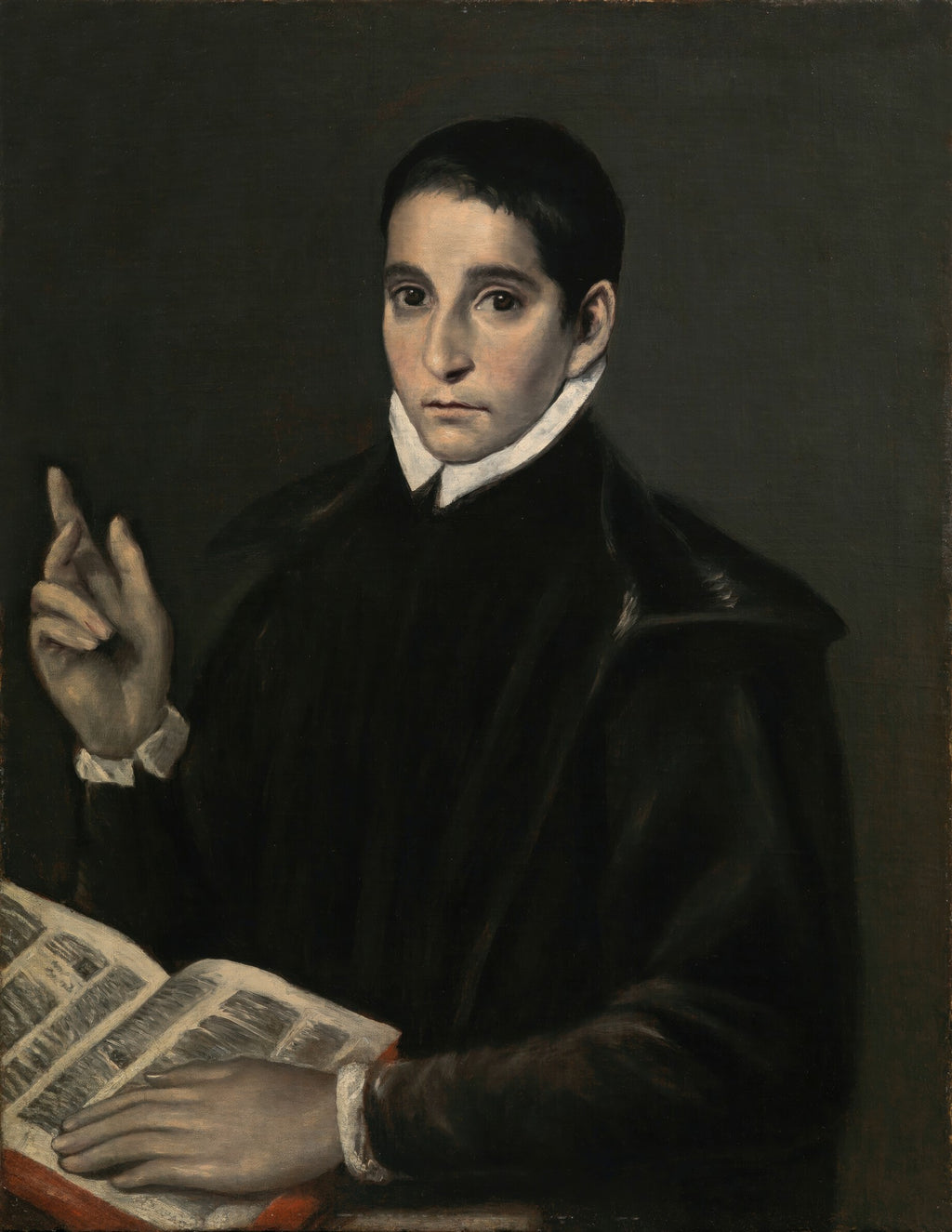 Retrato de um homem elegante do século XVI, com a mão direita no peito, vestindo roupas escuras e colarinho branco, com um livro aberto à sua frente, em estilo de El Greco.