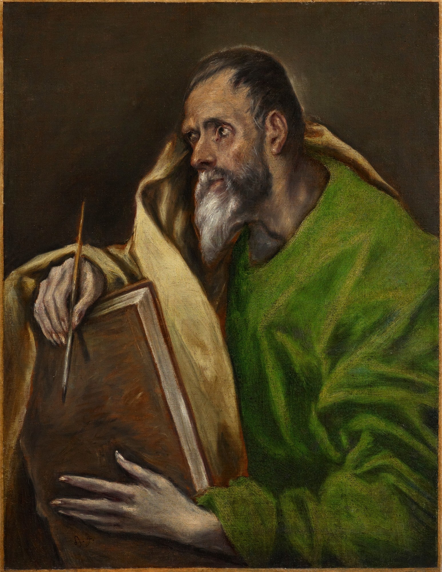 Retrato de um homem idoso barbudo, com vestes verdes e amarelas, segurando um livro e um pincel, atribuído a El Greco. Ele tem um olhar pensativo e profundo, com a luz focando em seu rosto.