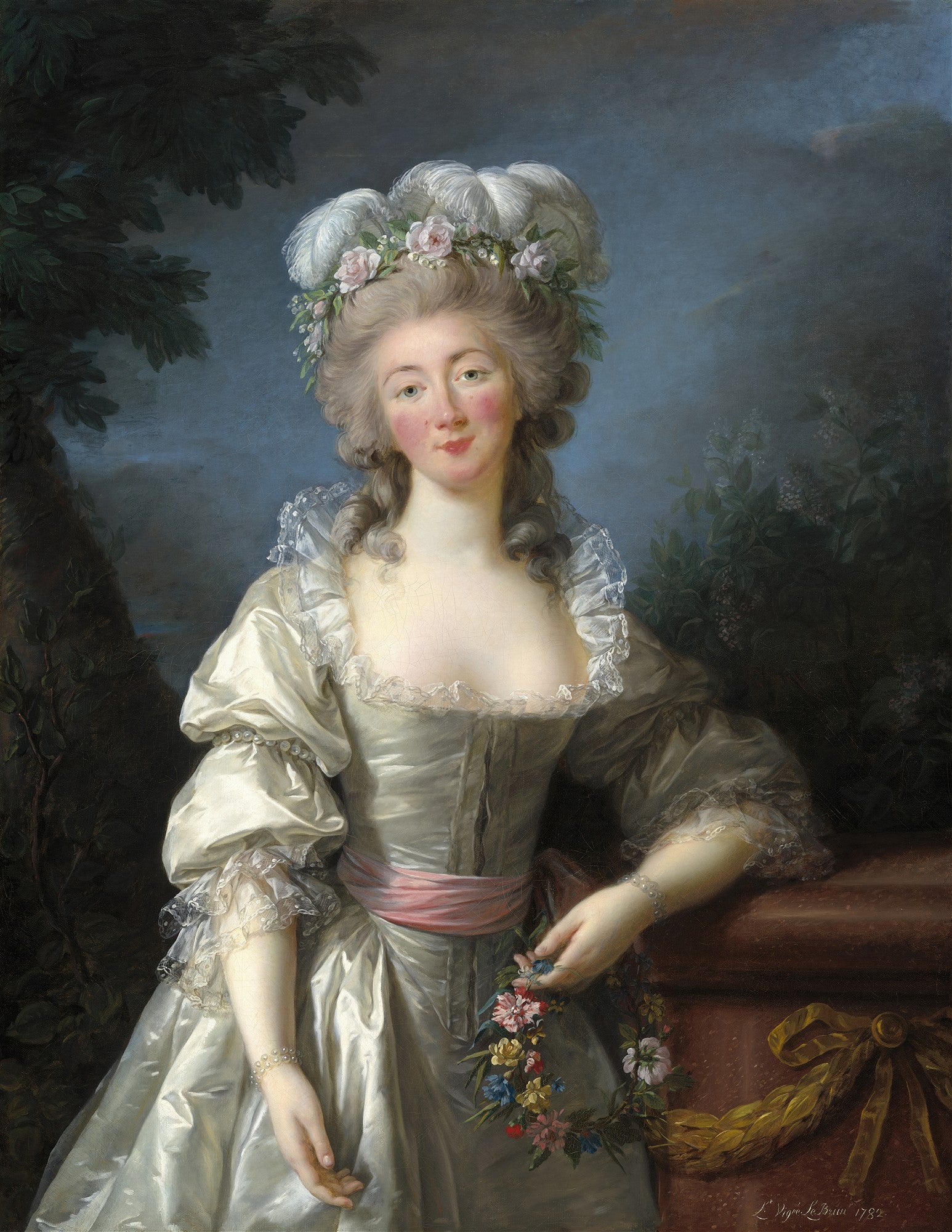 Retrato de uma mulher da nobreza do século XVIII, com chapéu de plumas e flores, vestindo um vestido de seda branco e rosa, pintado por Elisabeth Louise Vigée Le Brun.
