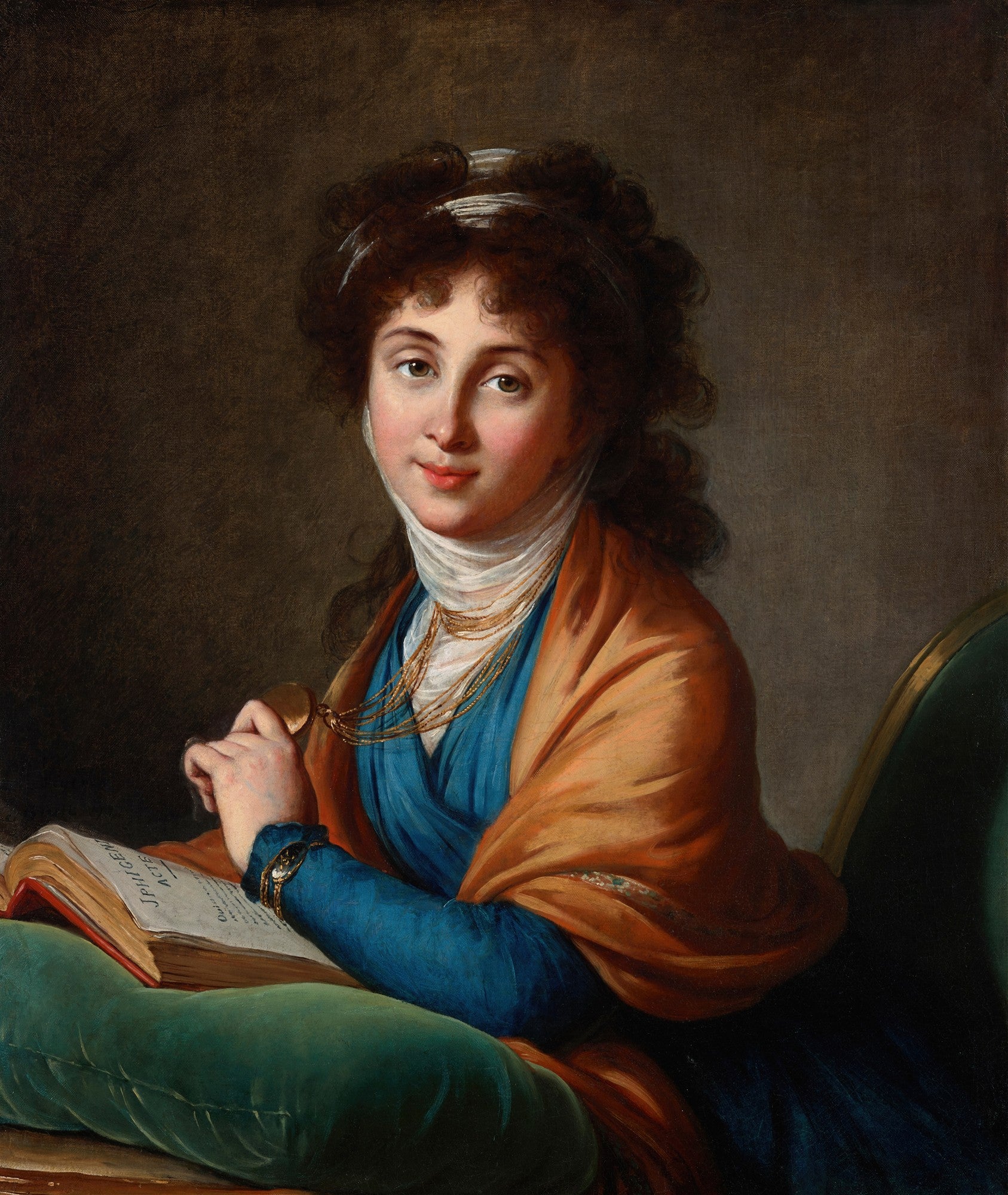 Retrato de uma mulher jovem de cabelos encaracolados e escuros, vestindo roupas azuis e um xale laranja, sentada com um livro aberto e um relógio de bolso na mão, em estilo de pintura clássica do século XVIII.