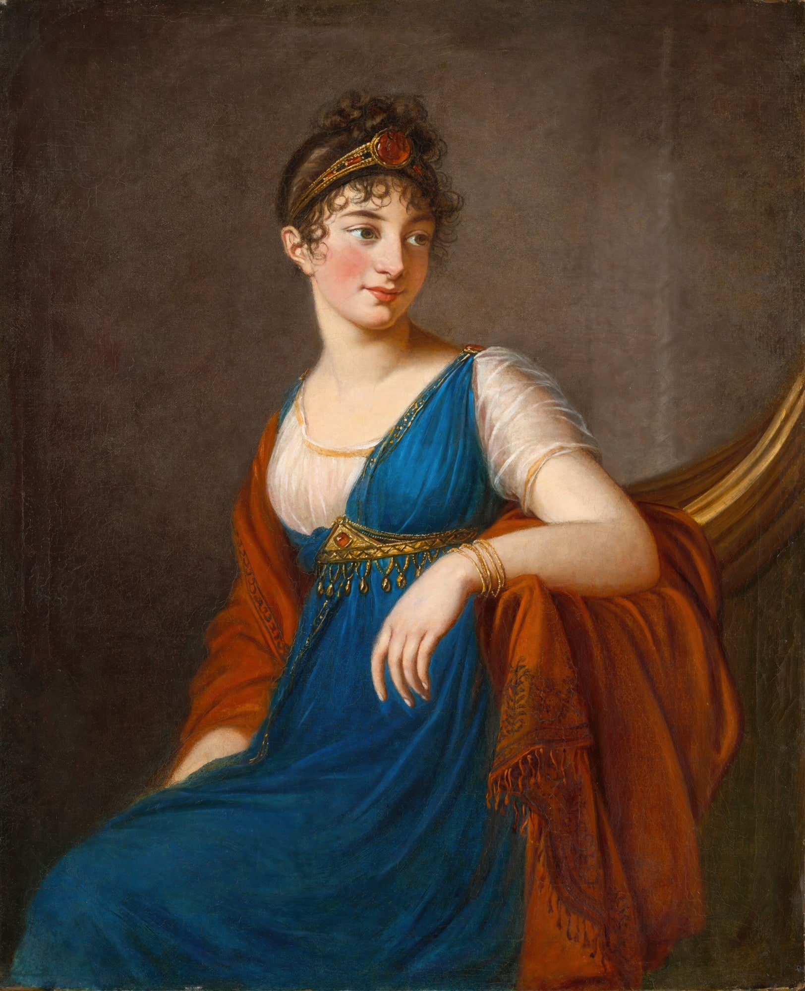 Retrato de mulher jovem de cabelos cacheados, vestindo um vestido azul e xale vermelho, com uma tiara dourada na cabeça, atribuído a Elisabeth Louise Vigée Le Brun.