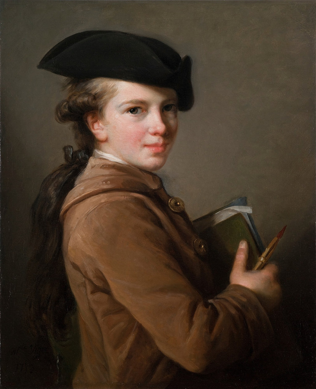 Autorretrato da artista Elisabeth Louise Vigée Le Brun, jovem mulher com chapéu preto, casaco marrom e pincel na mão, olhando diretamente para o observador.